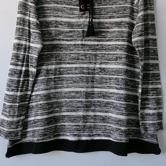 NWT Est. 1946  Womens Gray Ideal Black Tasseled Henley V Neck Top Size Large - Picture 3 of 7